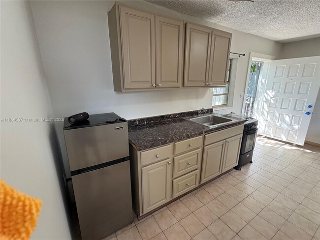 Foto del edificio - 2395 NW 4th St