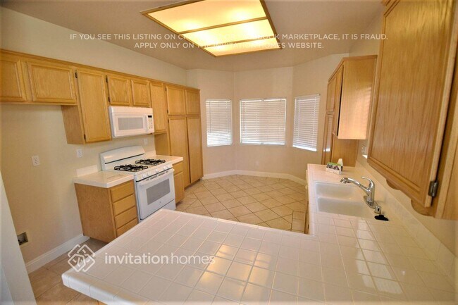 Foto del edificio - 2547 Gemstone Ave