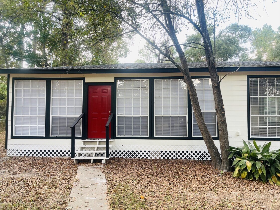 Primary Photo - 16643 Lake Cir