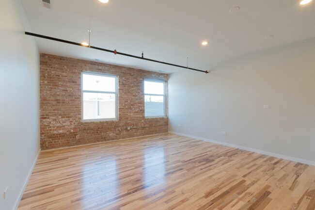 Building Photo - 2202 Lombard Ave