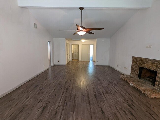 Foto del edificio - 13039 Silver Creek Dr