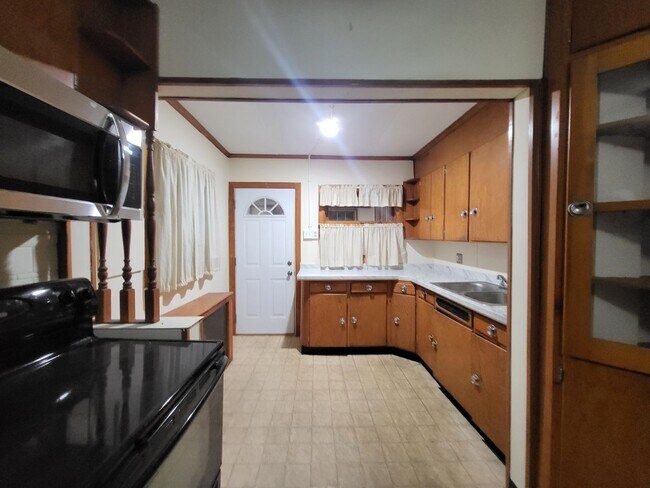 Building Photo - 3/4 Bedroom For Rent