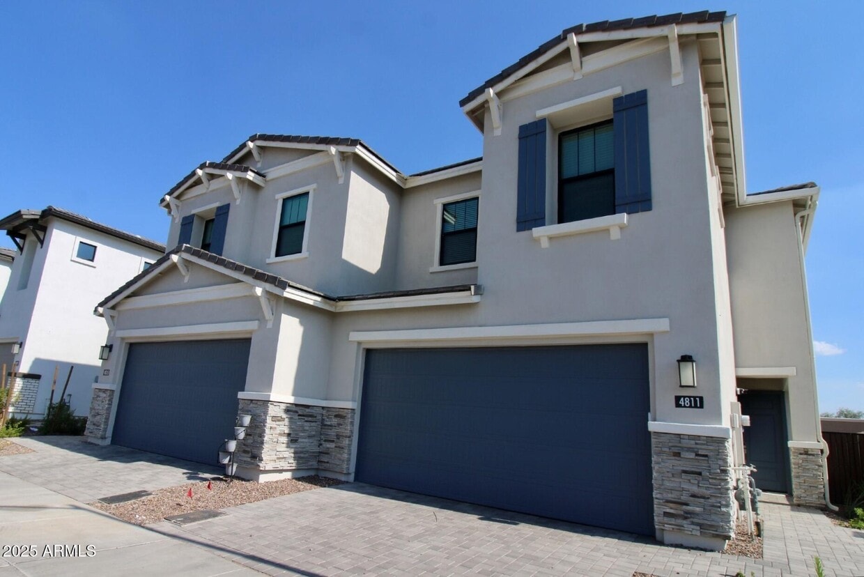 Primary Photo - 4811 E Village Dr