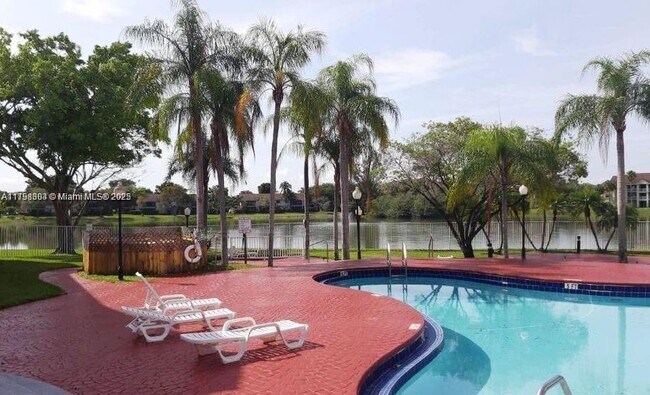 Foto del edificio - 2861 N Oakland Forest Dr