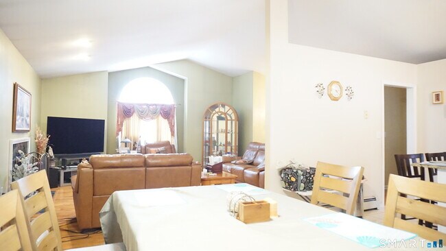 Foto del edificio - 256 Brewster Rd