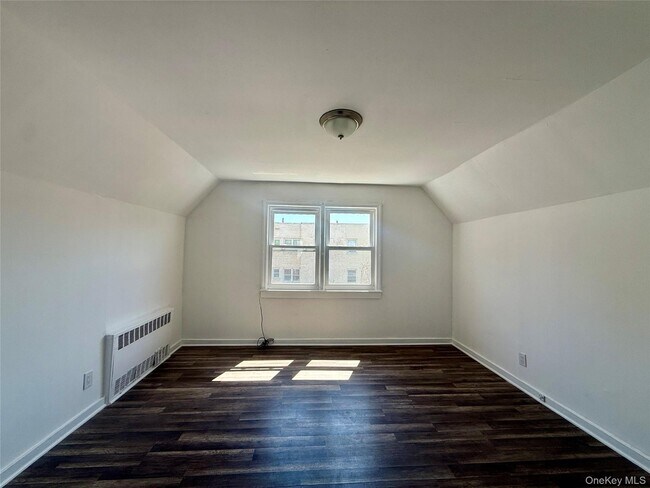 Foto del edificio - 356 E Broadway