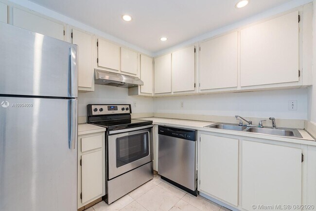 Building Photo - 780 NE 69th St 2306 Miami Fl 33138