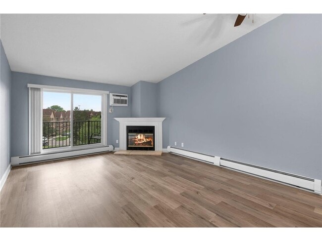 Building Photo - 3440 Golfview Dr