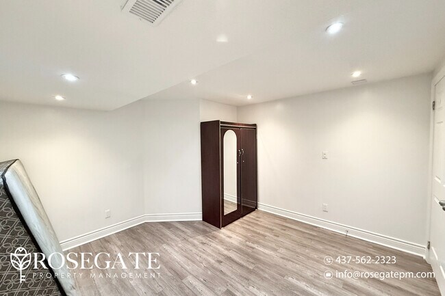 Photo du bâtiment - Cozy 2-Bedroom Basement Unit in Scarboroug...