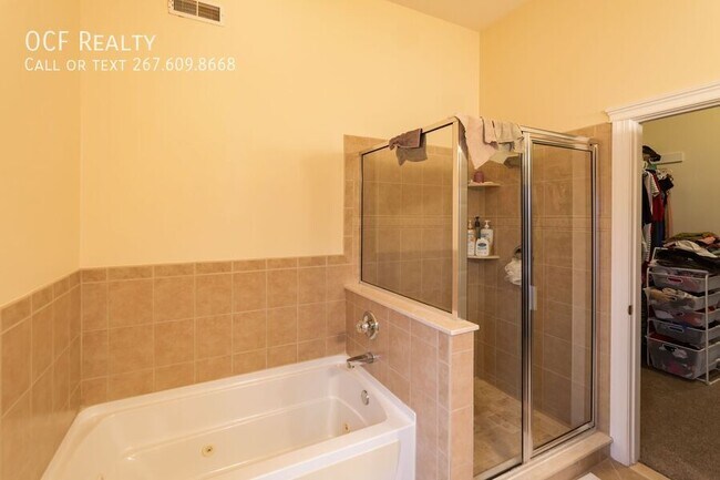 Building Photo - Large Four Bedroom Graduate Hospital Home ...