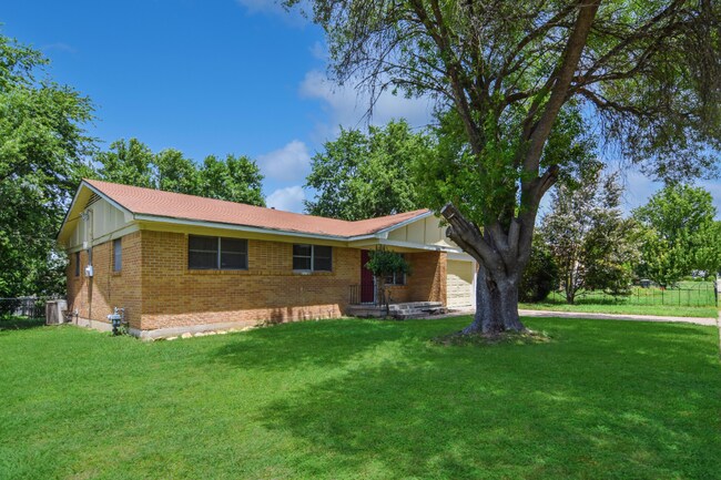 Foto del edificio - 1207 Cedar Dr