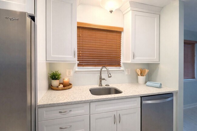Building Photo - TOWNHOME IN MT PLEASANT - AVAILABLE August 1, 2026!