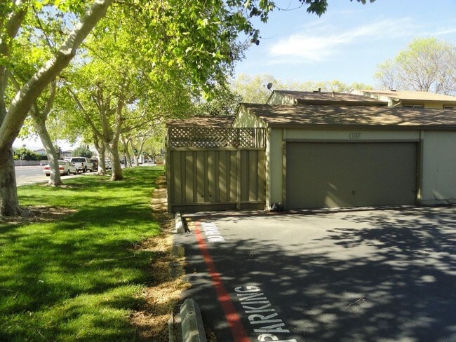 Building Photo - 1089 Ribisi Cir