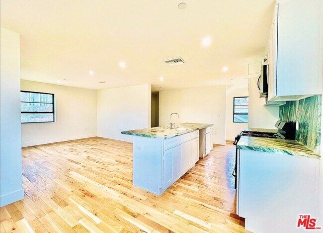Foto del edificio - 4152 Rogers St