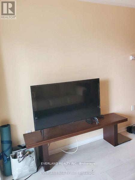 Building Photo - 887 Bay St.