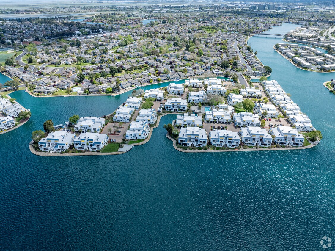 Building Photo - The Islands Condominiums