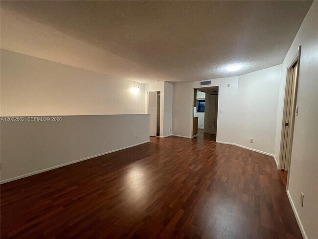 Foto del edificio - 303 Gardens Dr
