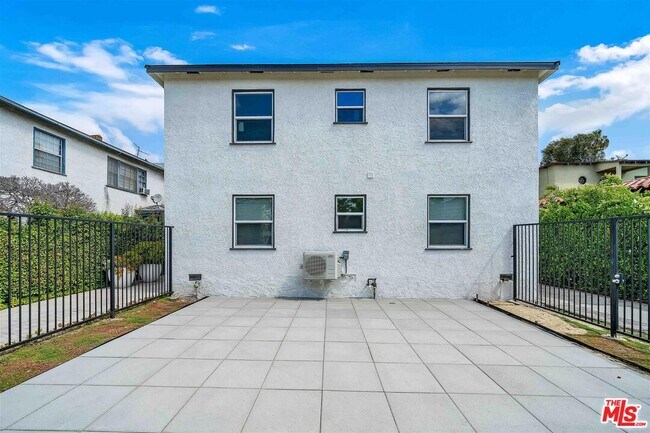 Foto del edificio - 11575 Riverside Dr