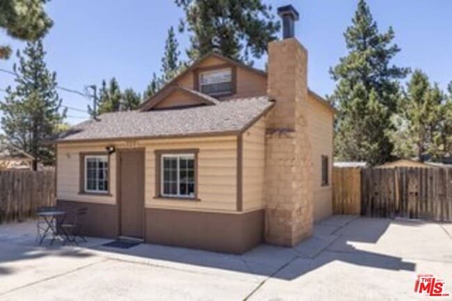 Building Photo - 320 E Tiger Lily Dr