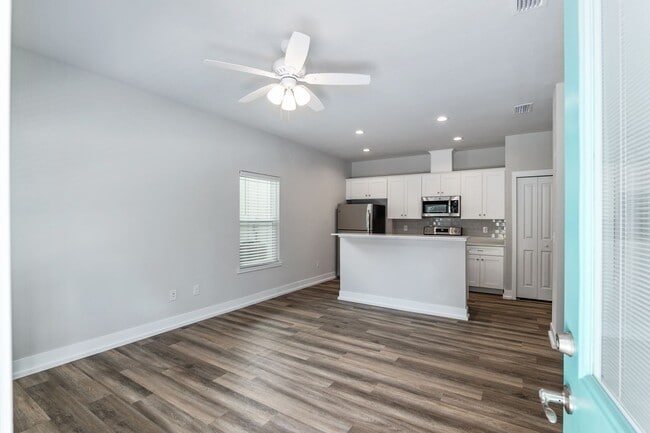 Foto del edificio - 3 BEDROOM HOME AVAILABLE FOR AUGUST 2026!!!