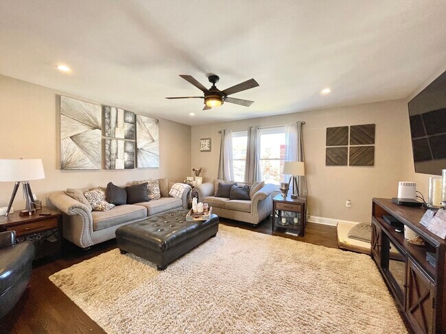 Livingroom - 37 Sade St