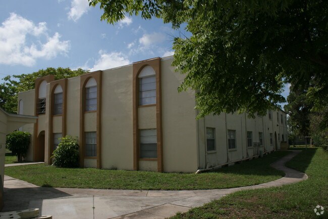 Building Photo - Chateau N.E