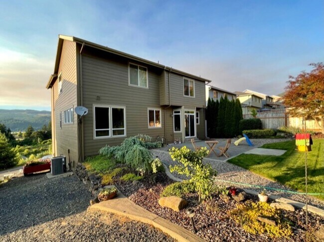 Foto del edificio - 4 Bedroom Home For Rent In Cascade Locks