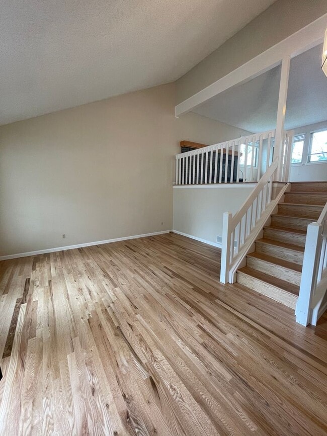 Foto del edificio - Sun-Filled 3-Bed, 2.5-Bath home with Deck ...