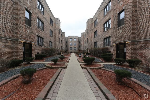 Building Photo - 3720 N Pine Grove Ave