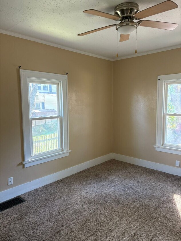 Foto principal - 2 BR house w garage, CA, fireplace