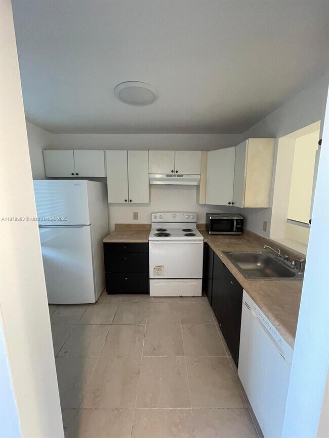 Foto del edificio - 8610 N Sherman Cir