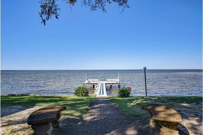 Foto del edificio - Waterfront Paradise - Fully Furnished Townhome - All Utilities Included