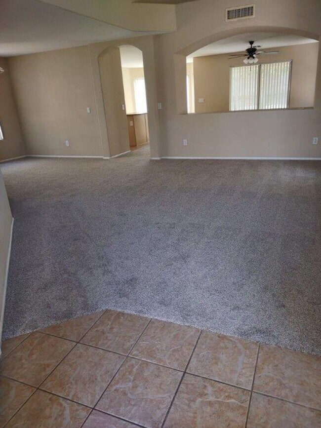 Foto del edificio - 2 STORY HOME IN CRYSTAL GARDENS!