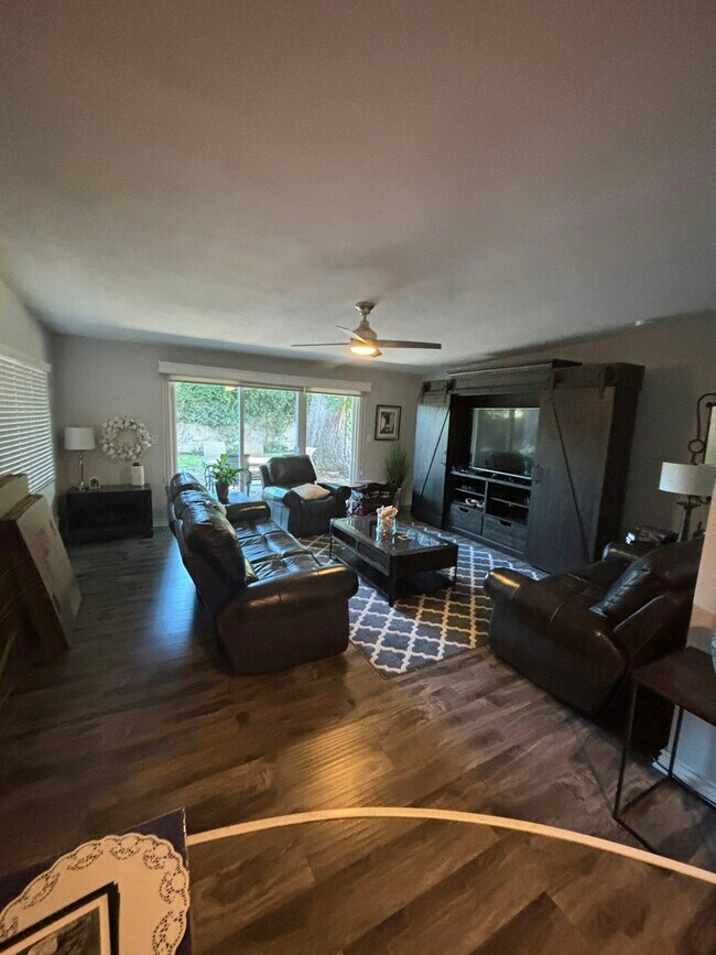 Foto del edificio - 16047 Tupper St