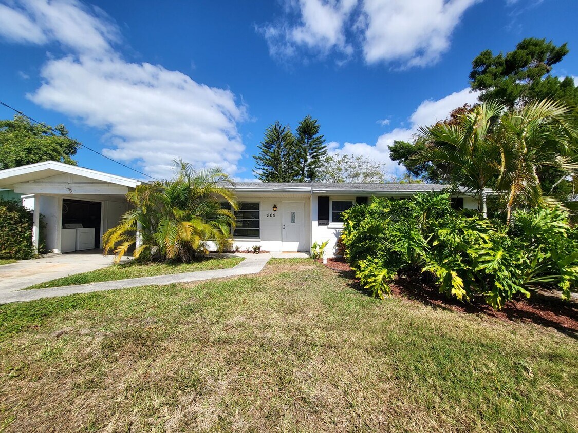 Primary Photo - Lake View Home - 2 bedroom, 2 bath, + Den ...