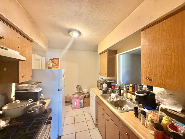 Building Photo - Coming soon! 4 bedrooms 1.5 bathrooms!