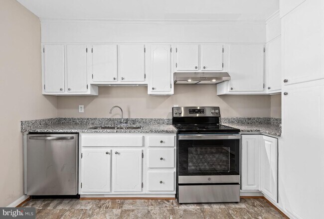 Building Photo - 25 Bentley Ct