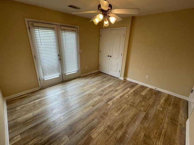 Foto del edificio - PRE-LEASING FOR AUGUST 2026! LIMITED TIME SPECIAL - 1/2 OFF DEPOSIT!