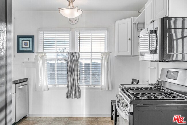 Foto del edificio - 1352 Ocean Park Blvd