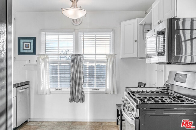 Building Photo - 1352 Ocean Park Blvd