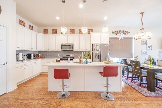 Foto del edificio - Gorgeous 3-Bed, 3-Bath Home in Ketcher Farm- Theater Room & Fenced Yard!