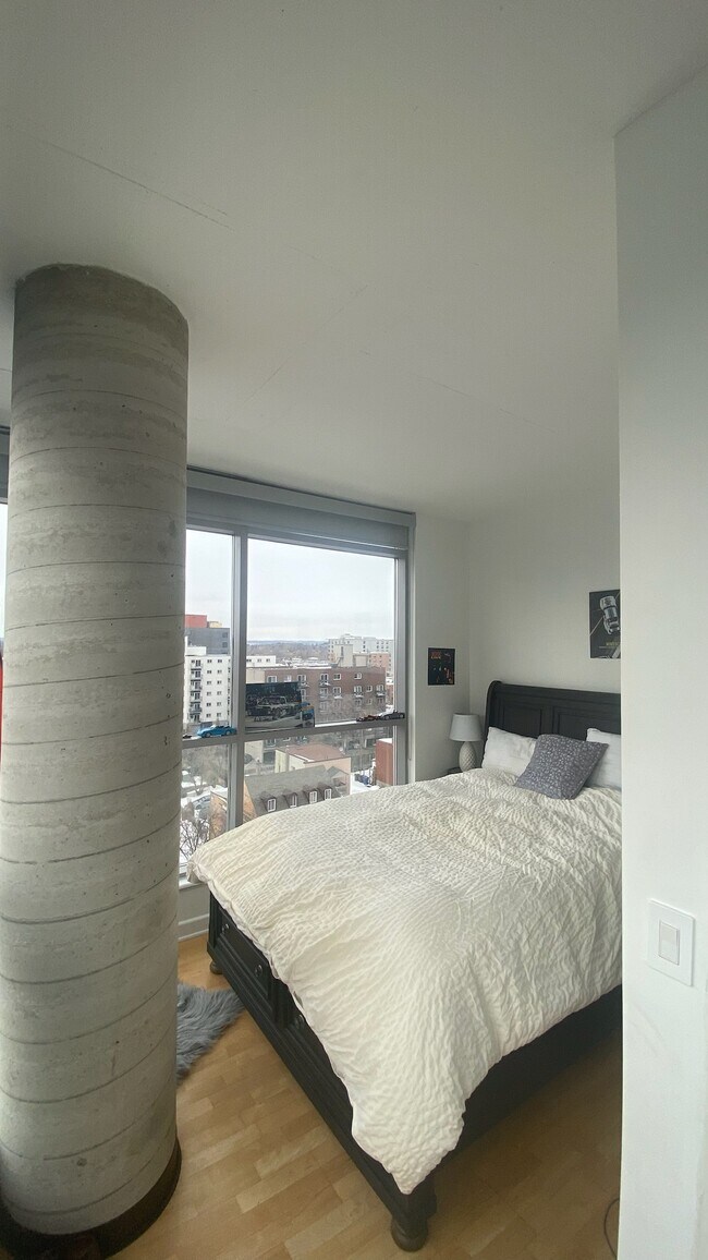 Corner bedroom - 180 York St