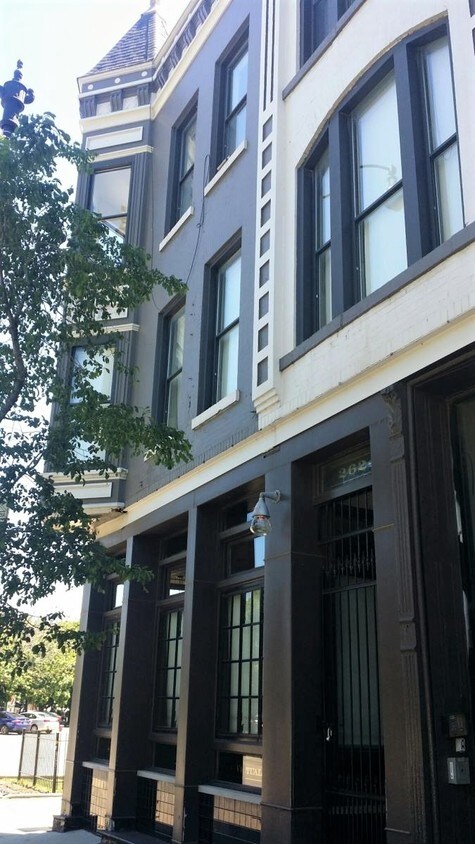 Primary Photo - 2626 N Lincoln Ave