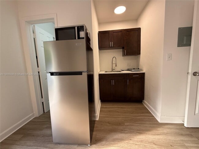 Foto del edificio - 1120 NW 32nd Ct
