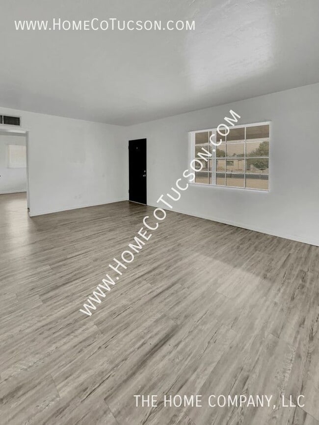 Building Photo - 833 W Jacinto Street Main house: Beautiful...