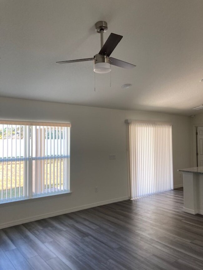 Foto del edificio - Like new 3/2/2 with screened in porch! Loc...