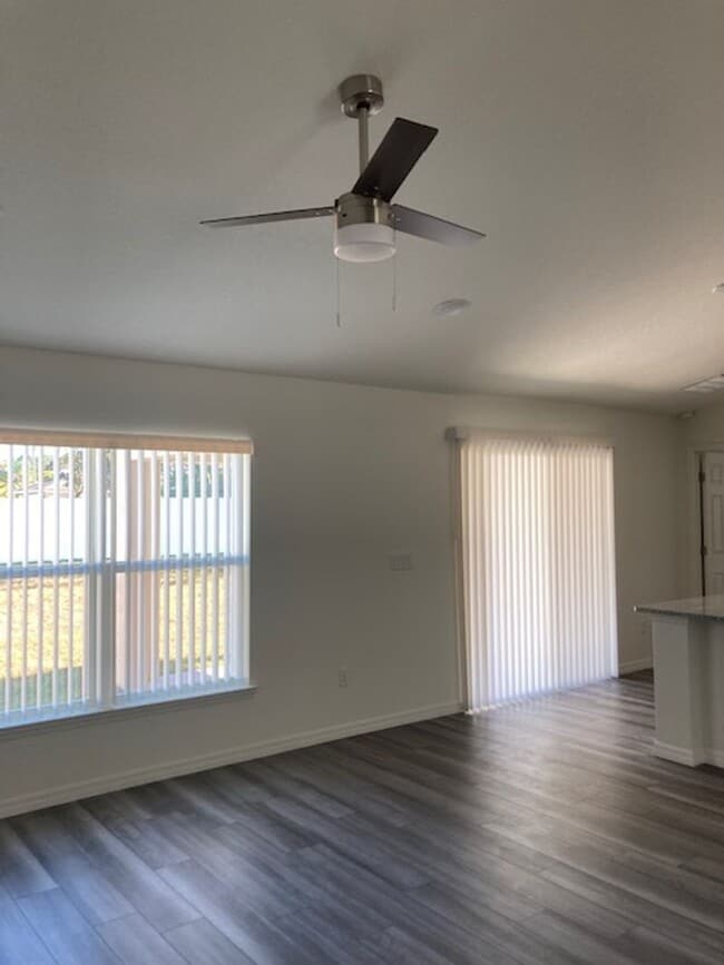 Building Photo - Like new 3/2/2 with screened in porch! Located close to the beach, shopping, parks and so much mo...