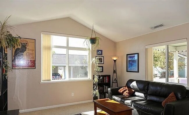 Building Photo - 2 bedroom, 1 bath close to Grass Valley do...