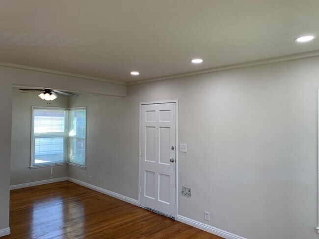 Foto del edificio - 331 E Elmwood Ave