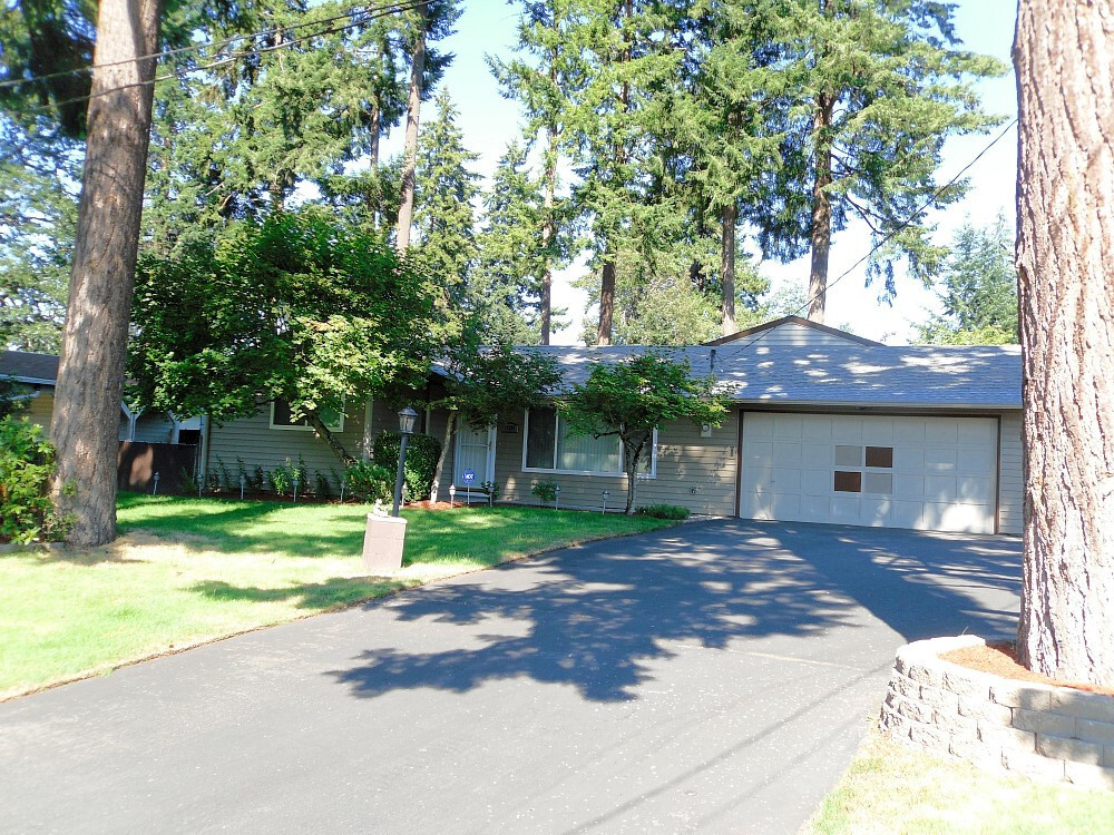 Foto principal - Very Nice 4 Bdrm 2 bath Rambler in Spanaway!